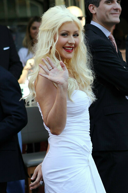 Christina-Aguilera---Walk-Of-Fame-Ceremony---Nov152010_77_2f659d9a4296a5864