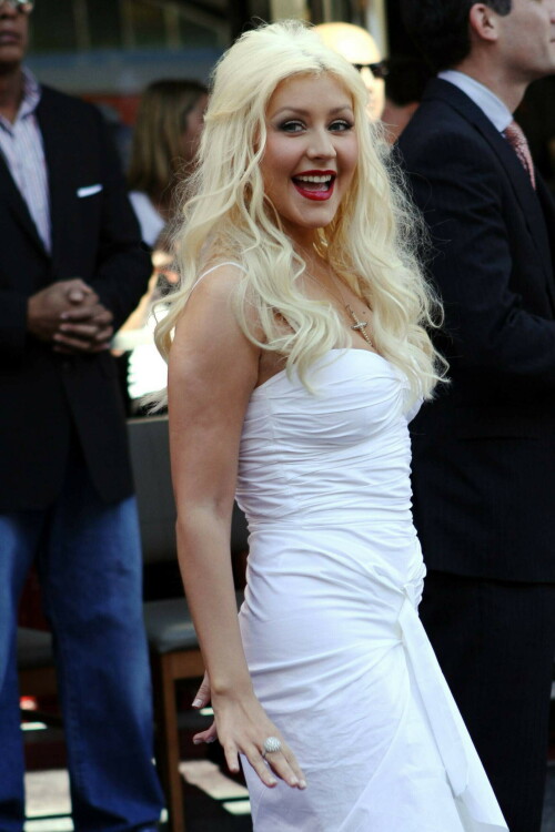 Christina-Aguilera---Walk-Of-Fame-Ceremony---Nov152010_80_2f249822121fddb39.jpeg