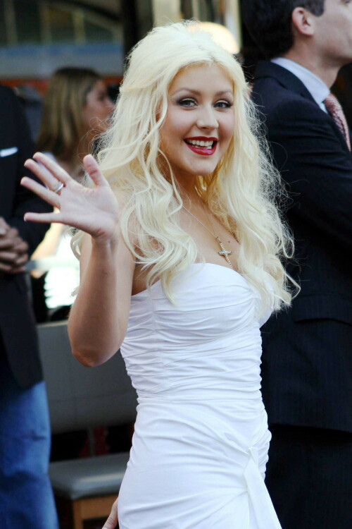 Christina-Aguilera---Walk-Of-Fame-Ceremony---Nov152010_82_2c8d48a45d8e85d44.jpeg