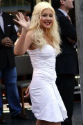 Christina-Aguilera---Walk-Of-Fame-Ceremony---Nov152010_83_22d6304de03fea694