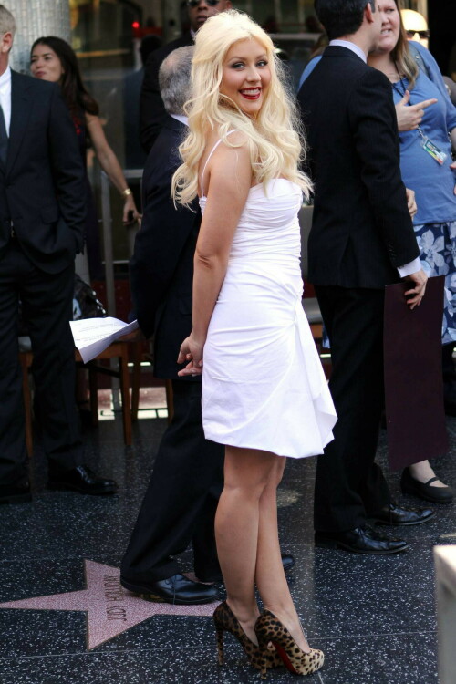 Christina-Aguilera---Walk-Of-Fame-Ceremony---Nov152010_84_2b185f5945cdb3cac