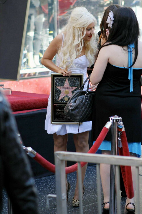 Christina-Aguilera---Walk-Of-Fame-Ceremony---Nov152010_92_2d9665a4006404a93.jpeg