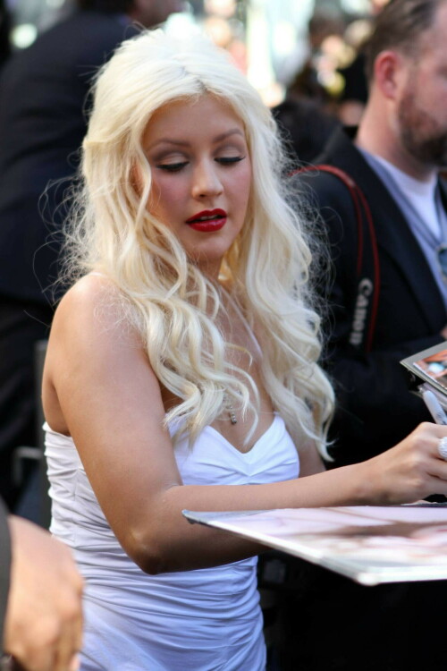 Christina-Aguilera---Walk-Of-Fame-Ceremony---Nov152010_96_2d6240f65ddbcbfe1.jpeg