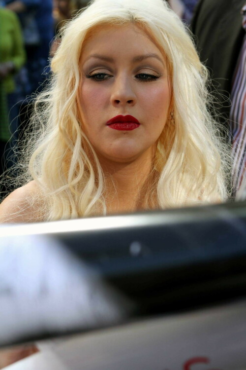 Christina-Aguilera---Walk-Of-Fame-Ceremony---Nov152010_97_2253d91bef2faefcf.jpeg