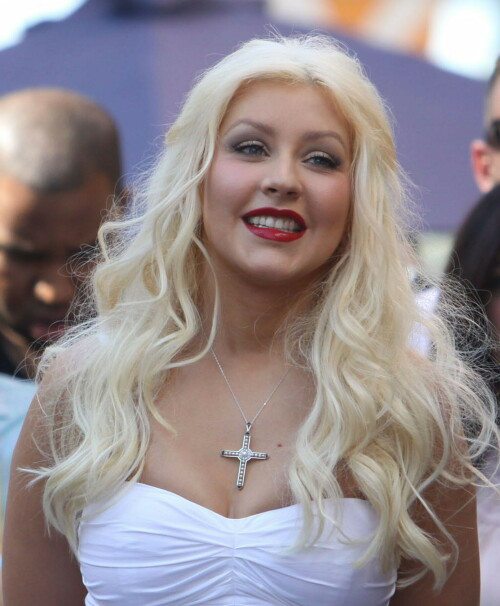 Christina-Aguilera---Walk-Of-Fame-Ceremony---Nov152010_9_24da5133eb92b46e6.jpeg