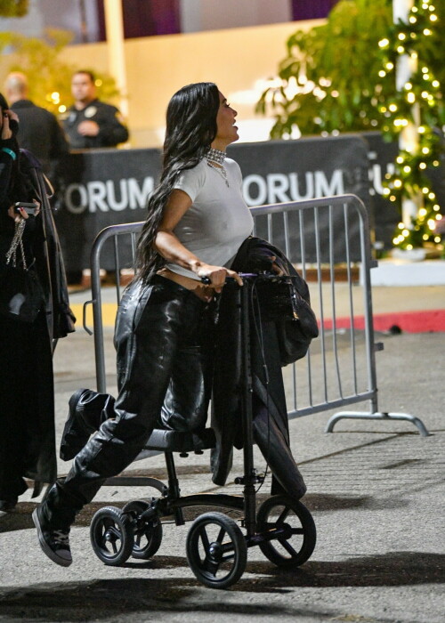 KimKardashian_BrokenLeg_Dec172024_1e0196d8aa4f72faf.jpeg