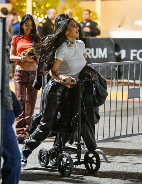 KimKardashian_BrokenLeg_Dec172024_5f3ebde6c0a28c284.jpeg