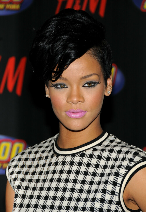 Rihanna_Z100_JinleBall_PressRoom_Dec122008_012c5a0360edfc35b2d.jpeg