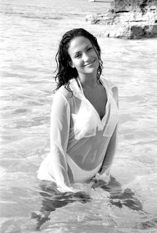 jenniferlopez_clubmed_bahamas_may-15-1997_2_2440bc17379e2f852.jpeg