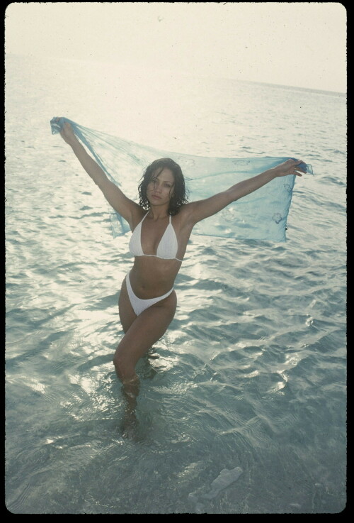 jenniferlopez_clubmed_bahamas_may-15-1997_46_24d97a389b22b9812.jpeg