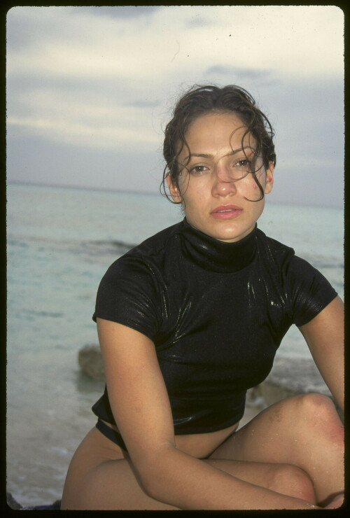 jenniferlopez_clubmed_bahamas_may-15-1997_53_2b4cd438dfcaf8089.jpeg