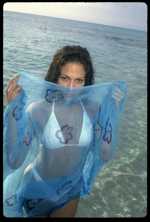 jenniferlopez_clubmed_bahamas_may-15-1997_56_2a19b8d019591c7d9.jpeg