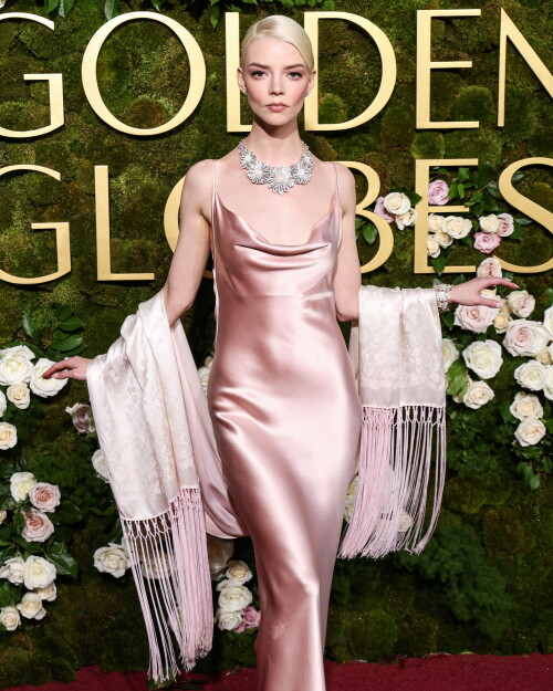 AnyaTaylorJoy_2025_GoldenGlobes_142d4ee18c97352ae6e.jpeg