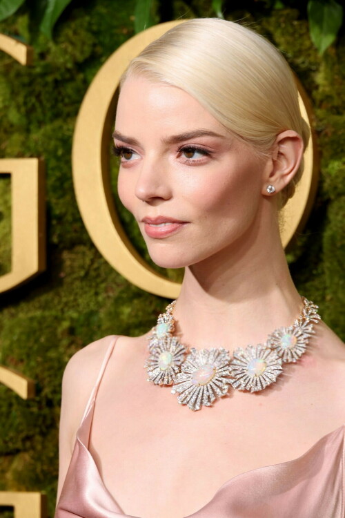 AnyaTaylorJoy_2025_GoldenGlobes_150bd22e98b497fbbb.jpeg