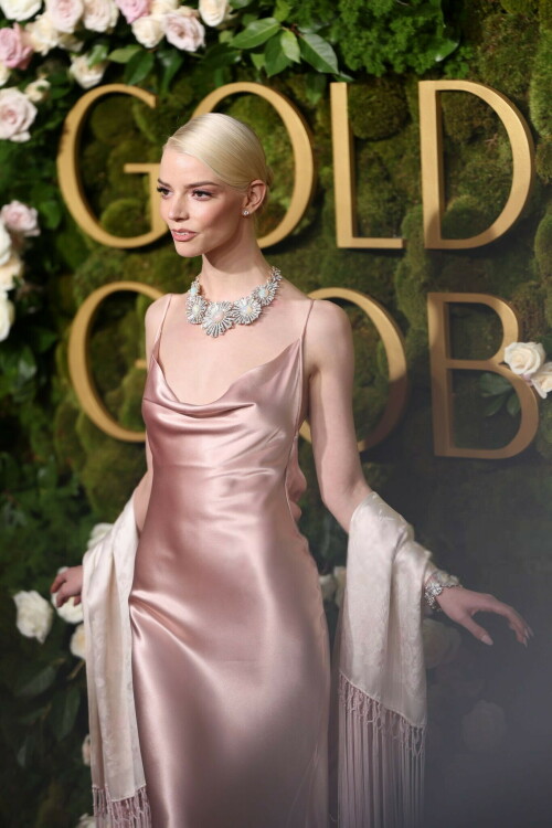 AnyaTaylorJoy_2025_GoldenGlobes_3340c16f355f8c13e4.jpeg