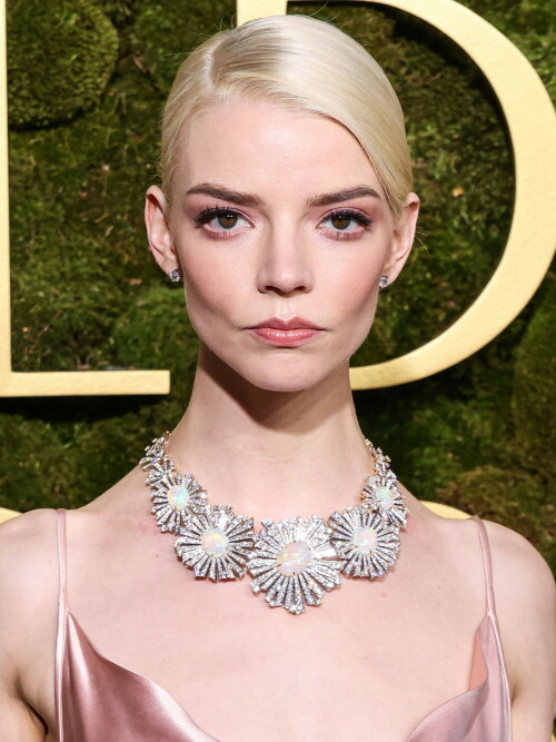 AnyaTaylorJoy_2025_GoldenGlobes_695a3e83d9bd65848d.jpeg