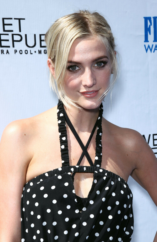 AshleeSimpson_FijiWater_Sept82012_060a5c0b496203e5e5.jpeg