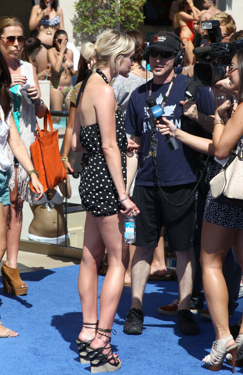 AshleeSimpson_FijiWater_Sept82012_18b457067d85b8a040.jpeg