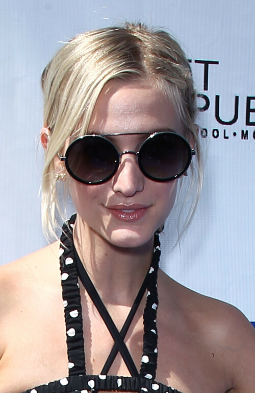 AshleeSimpson_FijiWater_Sept82012_27b4569c07652dc033.jpeg