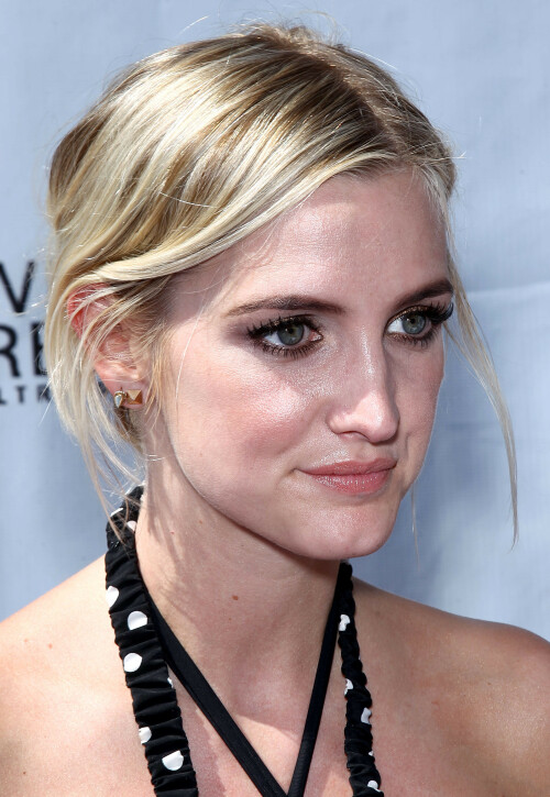 AshleeSimpson_FijiWater_Sept82012_295b05d586ca342309.jpeg