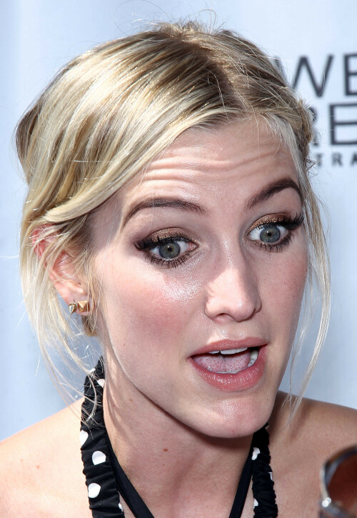 AshleeSimpson_FijiWater_Sept82012_31c1f3406a6c34ae11.jpeg
