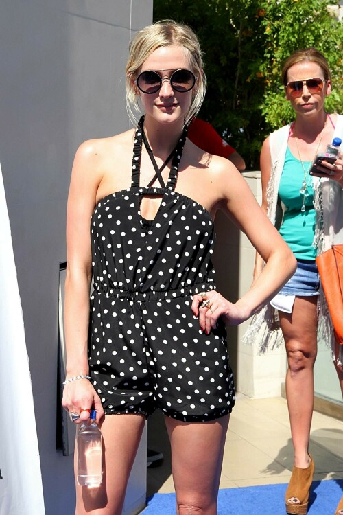 AshleeSimpson_FijiWater_Sept82012_38df93f9036d45633c.jpeg