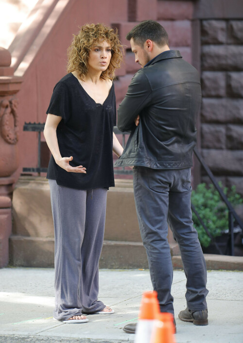 JenniferLopez_Shades_Set_May192017_14ca190e9eb0ab3001.jpeg