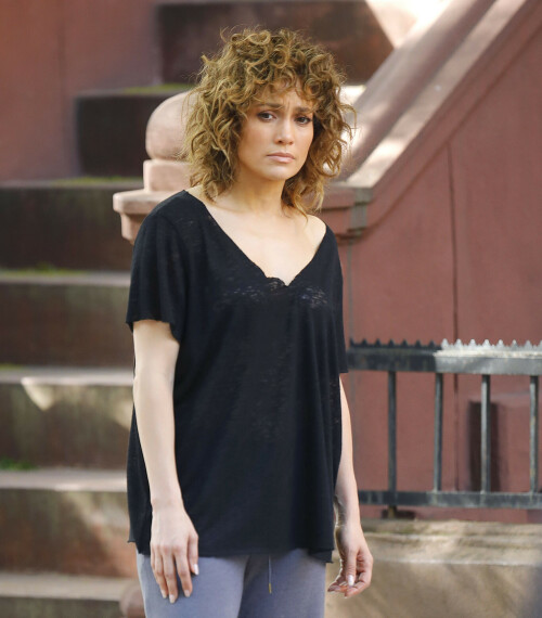 JenniferLopez_Shades_Set_May192017_16a0b8ede4690d4874.jpeg