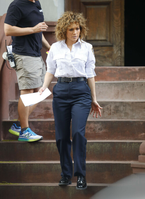 JenniferLopez_Shades_Set_May192017_20a019f34a33294e57.jpeg