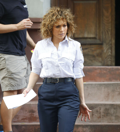 JenniferLopez_Shades_Set_May192017_24df473b52cceff0d7.jpeg