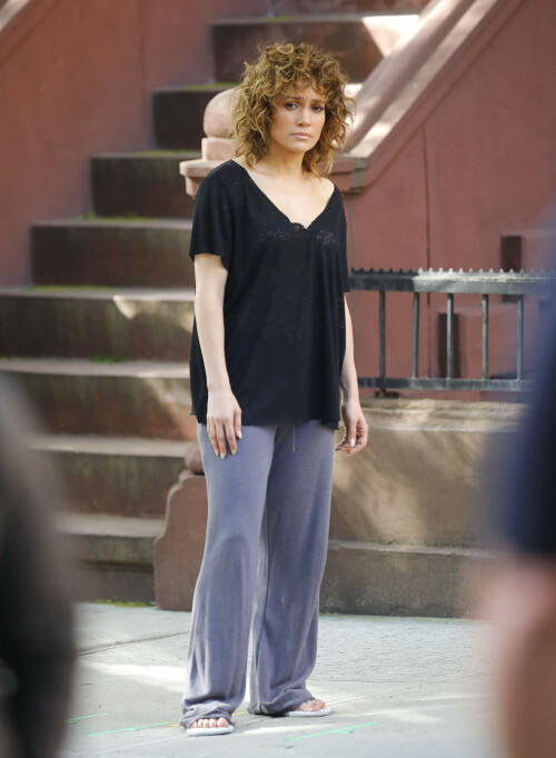 JenniferLopez_Shades_Set_May192017_2e29dac6ef706d6dc.jpeg