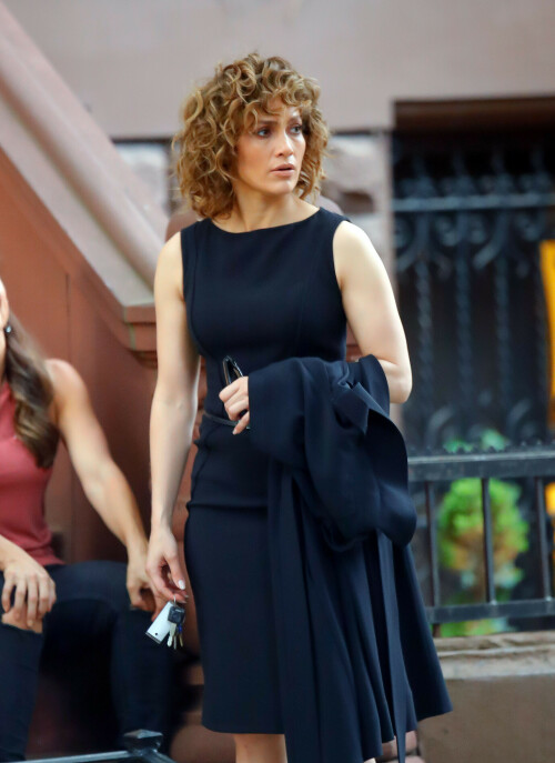 JenniferLopez_Shades_Set_May192017_400bf6c3cb715ea4d4.jpeg