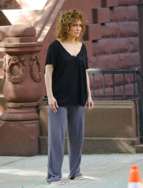 JenniferLopez_Shades_Set_May192017_4a7612a09e738c42c.jpeg