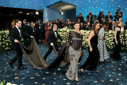 KylieJenner_MetGala2025_HQPics.Space_120a4bd0f9809493e34.jpeg