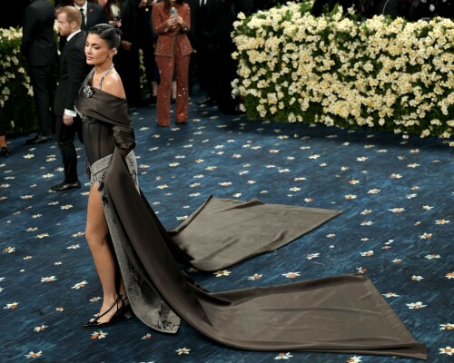 KylieJenner_MetGala2025_HQPics.Space_140427534522858ba33.jpeg