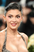 KylieJenner_MetGala2025_HQPics.Space_218a750d7f2fa06d67b