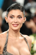 KylieJenner_MetGala2025_HQPics.Space_220020e3511af421c4a