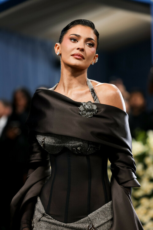 KylieJenner_MetGala2025_HQPics.Space_24228412d1f74bbbcb9.jpeg