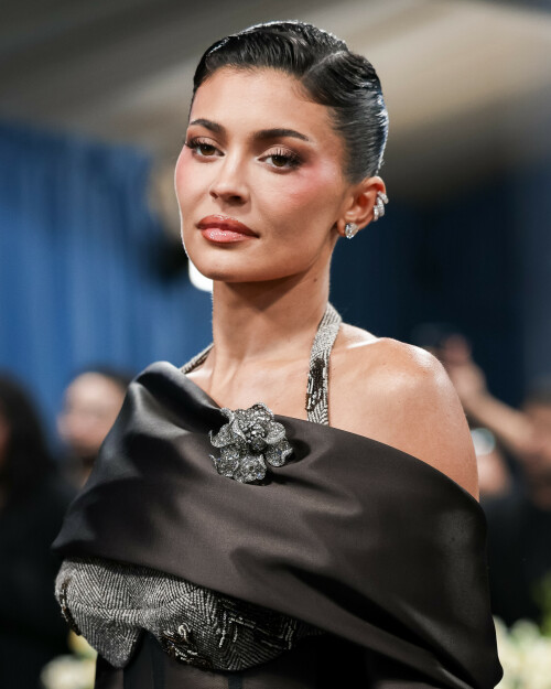 KylieJenner_MetGala2025_HQPics.Space_262113339f683217788.jpeg