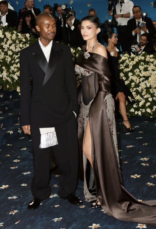 KylieJenner_MetGala2025_HQPics.Space_264a1c691645ce11236.jpeg