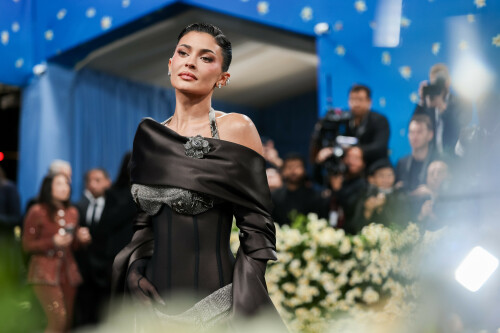 KylieJenner_MetGala2025_HQPics.Space_266bd8d45a18743f1c8.jpeg