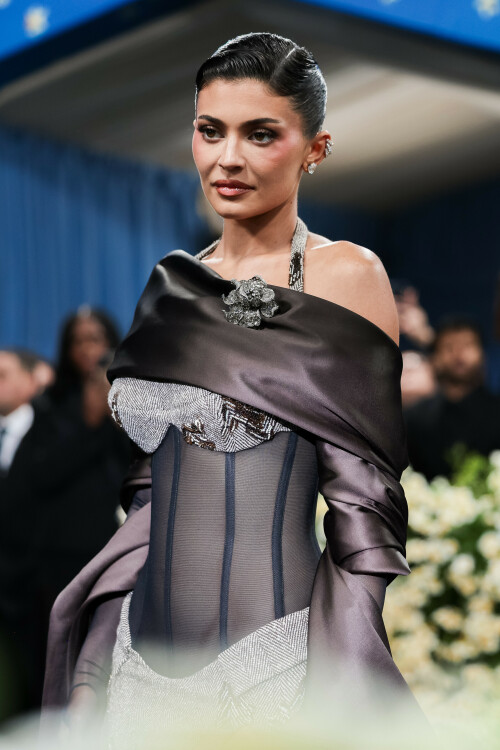 KylieJenner_MetGala2025_HQPics.Space_270345b1d60e5bf4b22.jpeg