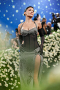 KylieJenner_MetGala2025_HQPics.Space_30254192eaf6ed23cf9