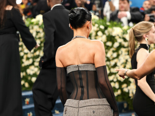 KylieJenner_MetGala2025_HQPics.Space_315d9920ffe9d70b1b9.jpeg