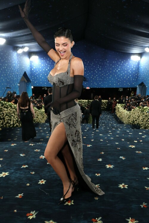 KylieJenner_MetGala2025_HQPics.Space_5214e6ddd0b92eda99.jpeg
