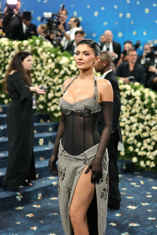 KylieJenner_MetGala2025_HQPics.Space_590b1e99e056dd410c.jpeg