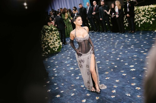 KylieJenner_MetGala2025_HQPics.Space_64f4881d20001a3b67.jpeg