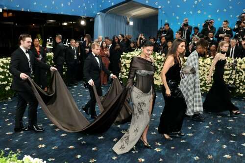 KylieJenner_MetGala2025_HQPics.Space_94819f4463dd45fd18.jpeg
