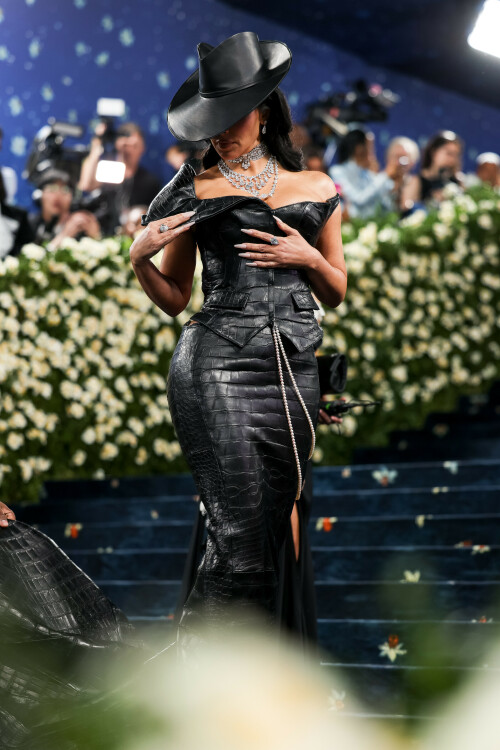KimKardashian__MetGala2025_13127dfc2edcf4f989.jpeg