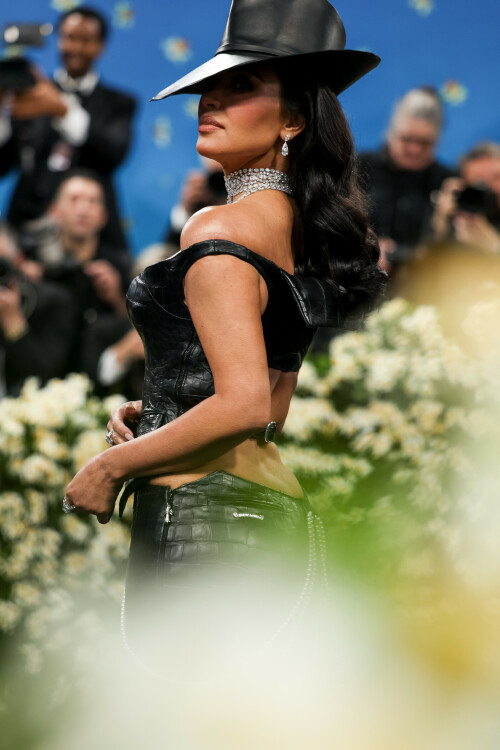 KimKardashian__MetGala2025_1789c772227fce3ba9.jpeg